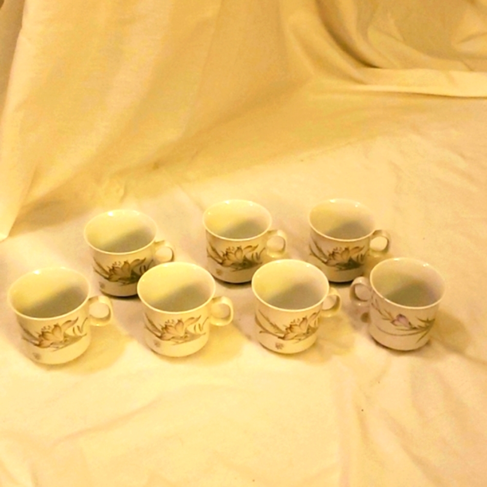 Set of 7 Renoir daffodil cups